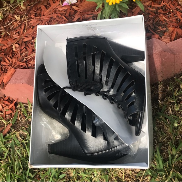 Delicious Richelle’s Ankle Booties - Picture 1 of 2